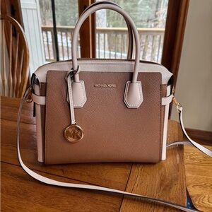 Michael Kors handbag …..NWOT
Perfect condition.